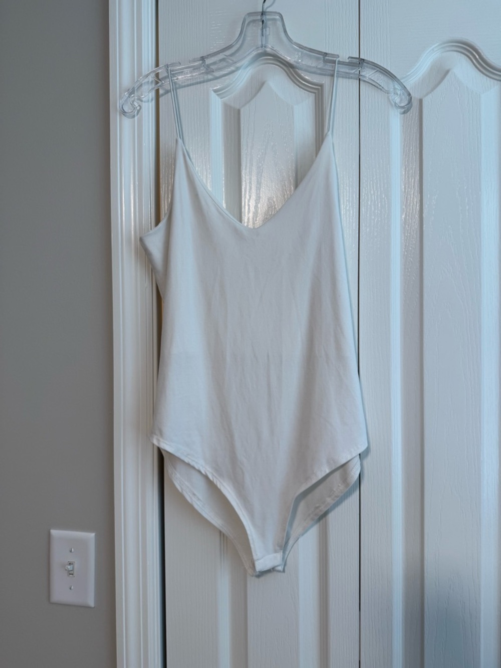 gaze White V-Neck Sleeveless Bodysuit